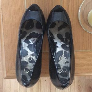 Black pumps
